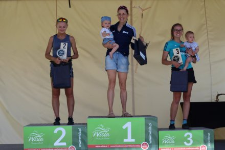 Zwyciężczyni biegu z Kryką w ręce