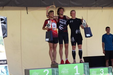 Zwycięzca biegu z Kryką w ręce