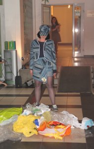 Niecodzienny pokaz mody z udziałem modelek wybranych spośród publiczności