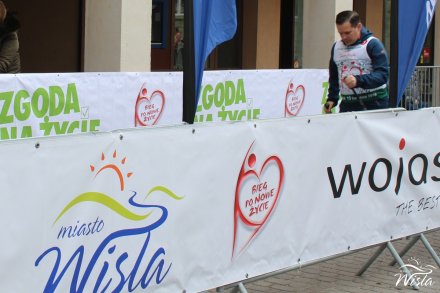 Burmistrz Tomasz Bujok na trasie biegu