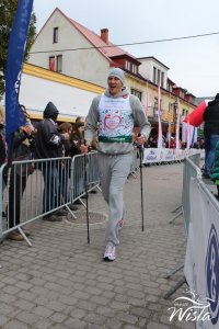 Uczestnicy na trasie biegu