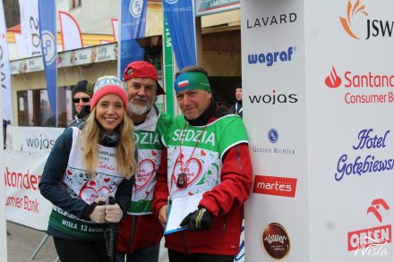 Uczestnicy na trasie biegu