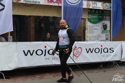 Uczestnicy na trasie biegu