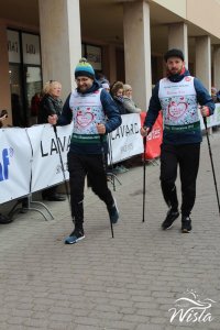 Uczestnicy na trasie biegu