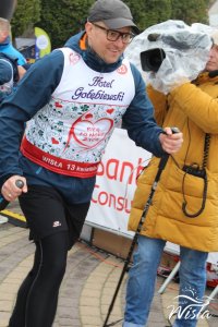 Uczestnicy na trasie biegu