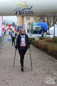 Uczestnicy na trasie biegu