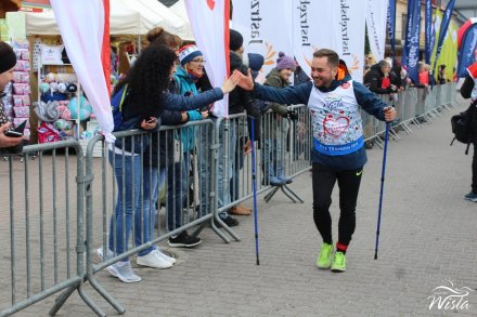 Uczestnicy na trasie biegu