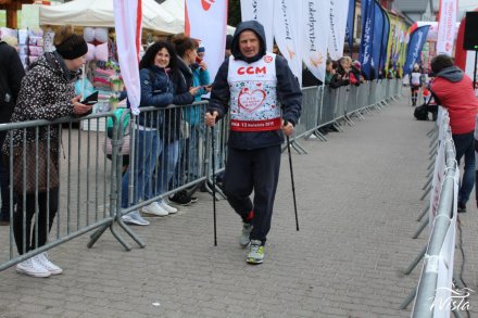 Uczestnicy na trasie biegu