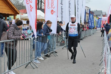 Uczestnicy na trasie biegu