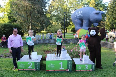 Ceremonia wręczenia nagród na podium przez Burmistrza Miasta Wisła