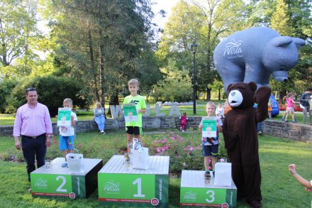 Ceremonia wręczenia nagród na podium przez Burmistrza Miasta Wisła