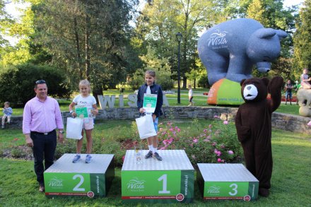 Ceremonia wręczenia nagród na podium przez Burmistrza Miasta Wisła