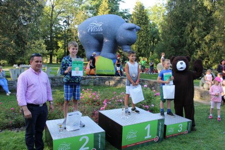 Ceremonia wręczenia nagród na podium przez Burmistrza Miasta Wisła