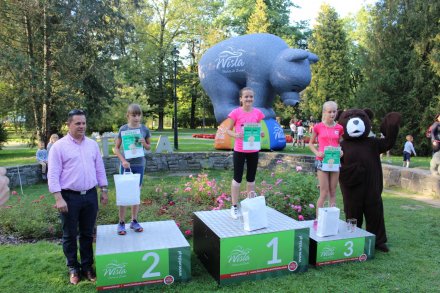 Ceremonia wręczenia nagród na podium przez Burmistrza Miasta Wisła
