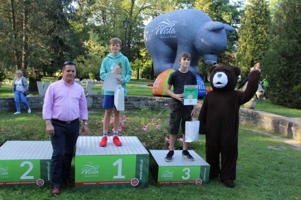 Ceremonia wręczenia nagród na podium przez Burmistrza Miasta Wisła