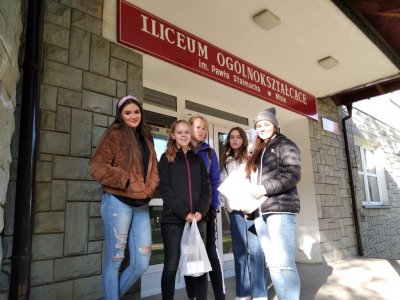 Jedna z grup przed budynkiem LO