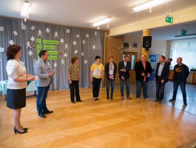 Za chwilę burmistrz Tomasz Bujok wręczy klucze do świetlicy