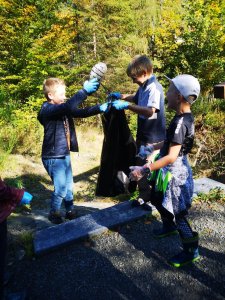 Klasa III podczas akcji sprzątania świata