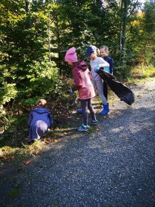 Klasa II podczas akcji sprzątania świata