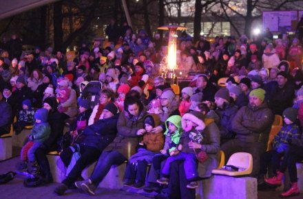 Publiczność na widowni amfiteatru