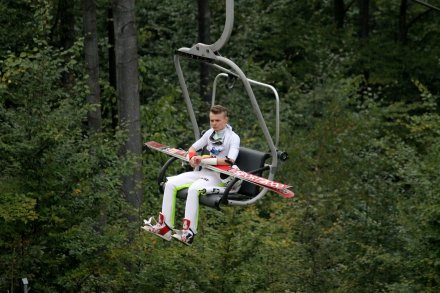 Jan Ziobro jedzie wyciągiem na górę skoczni