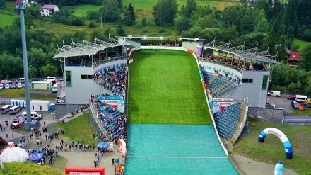 Trybuny skoczni w Malince - fot. PZN