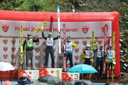 Najlepsi skoczkowie na podium zawodów w Wiśle