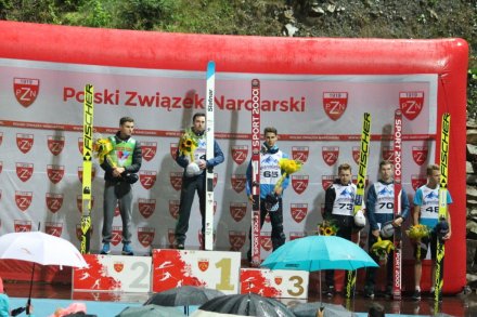 Najlepsi skoczkowie na podium zawodów w Wiśle podczas hymnu Słowenii