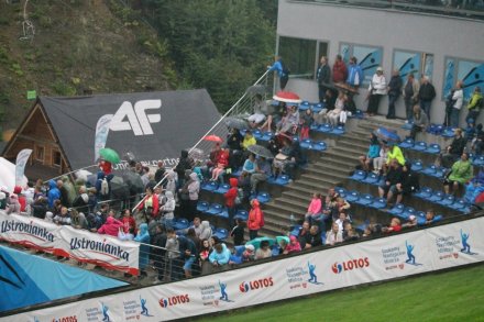 Kibice na trybunach podczas wiślańskich zawodów
