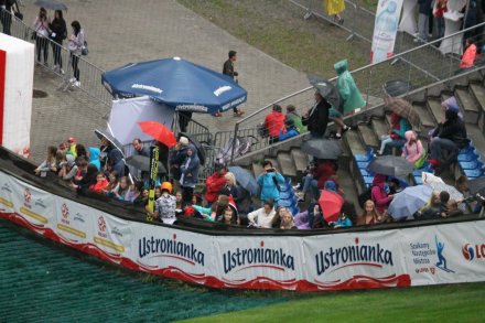 Kibice na trybunach podczas wiślańskich zawodów