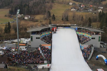 Widok na trybuny skoczni z góry