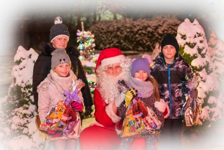 Mikołaj z najmłodszymi z Nowej Osady