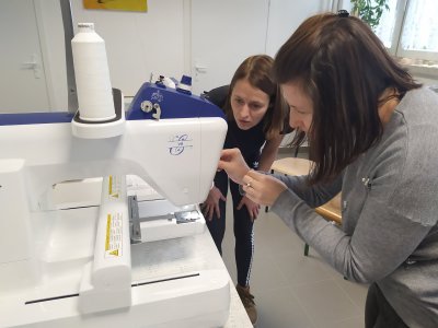 Nauczycielki podczas szkolenia z obsługi hafciarki