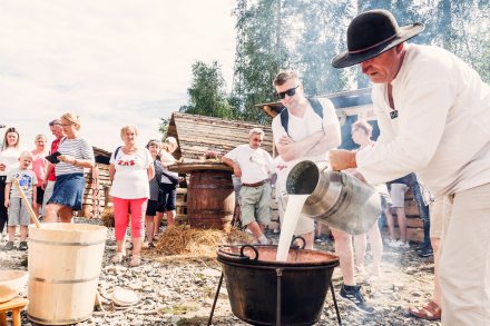 Pokaz wyrobu sera owczego/fot. Wojciech Wysłych