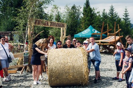 Konkurs toczenia bala słomy/fot. Wojciech Wysłych