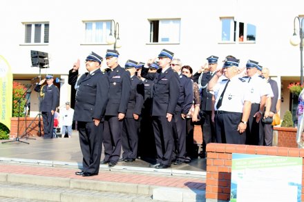 Grupa honorowych gości na rynku