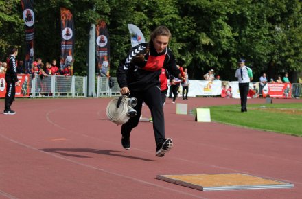 Zawodniczka z wężem w trakcie sztafety