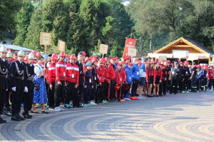 Młodzieżowe Drużyny Pożarnicze stoją w szyku podczas ceremonii otwarcia zawodów