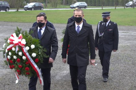 Władze samorządowe Miasta Wisły składają kwiaty