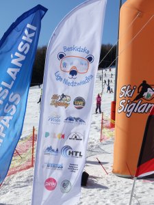 Flaga cyklu Beskidzkiej Ligi Niedźwiadka