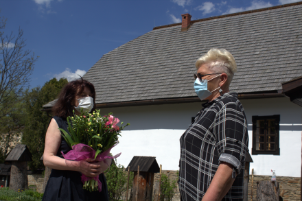 Wręczenie kwiatów przez Małgorzatę Kiereś Wandzie Przybylskiej