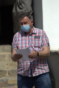 Andrzej Szostok czyta wiersz przygotowany z okazji wystawy