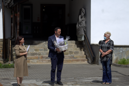 Sekretarz Sylwester Foltyn i dyrektor WCK Katarzyna Czyż-Kaźmierczak składają gratulacje Prezes Wandzie Przybylskiej