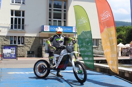 Pokaz zręcznościowy na motorze crossowym