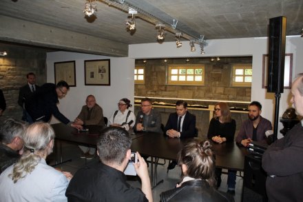 Konferencja prasowa w izbie poświęconej Julianowi Ochorowiczowi