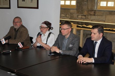 Konferencja prasowa w izbie poświęconej Julianowi Ochorowiczowi