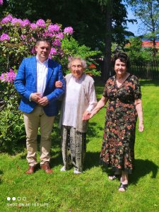 Maria Cienciała wraz z córką i burmistrzem Tomaszem Bujokiem