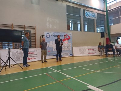 Powitanie gości przez sekretarza Sylwestra Foltyna oraz wicedyrektora Mirosława Szwedę