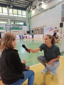 Monika Brzostek w rozmowie z uczennicą