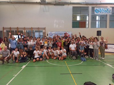 Wspólne zdjęcie uczniów, nauczycieli i gości